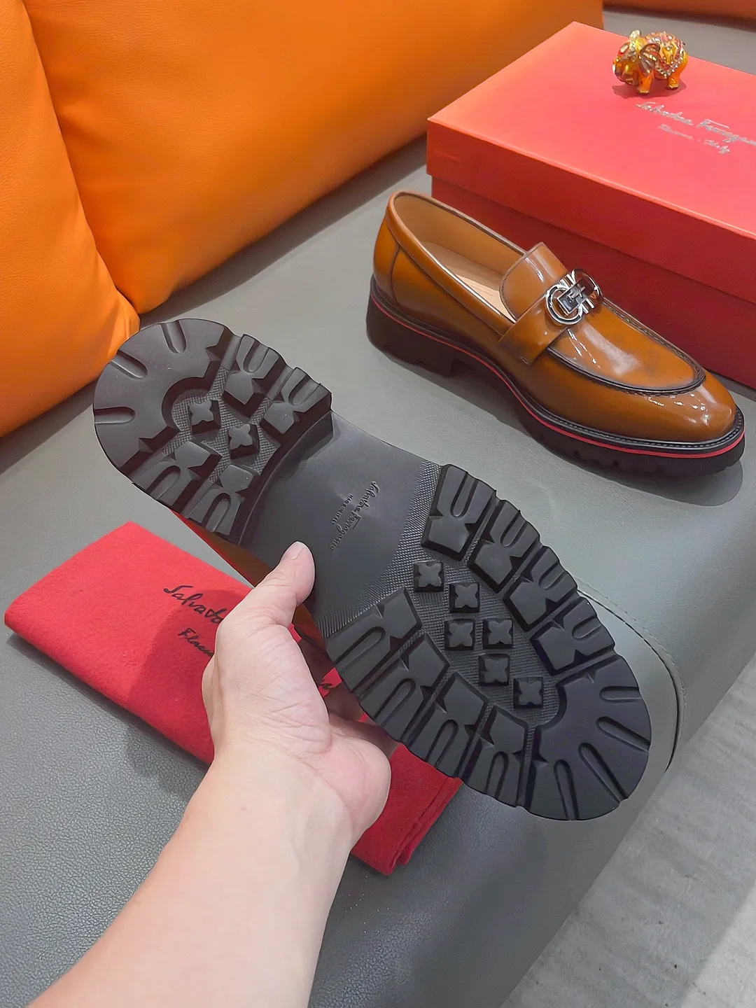 Men's shoes FERRAGAMO "Ferragamo" P540 Regular size: 39-44 (38, 45, 46, 47 customized) (suit shoes) Product materials: Selected first-layer cowhide upper, imported sheepskin lining; original outsole.